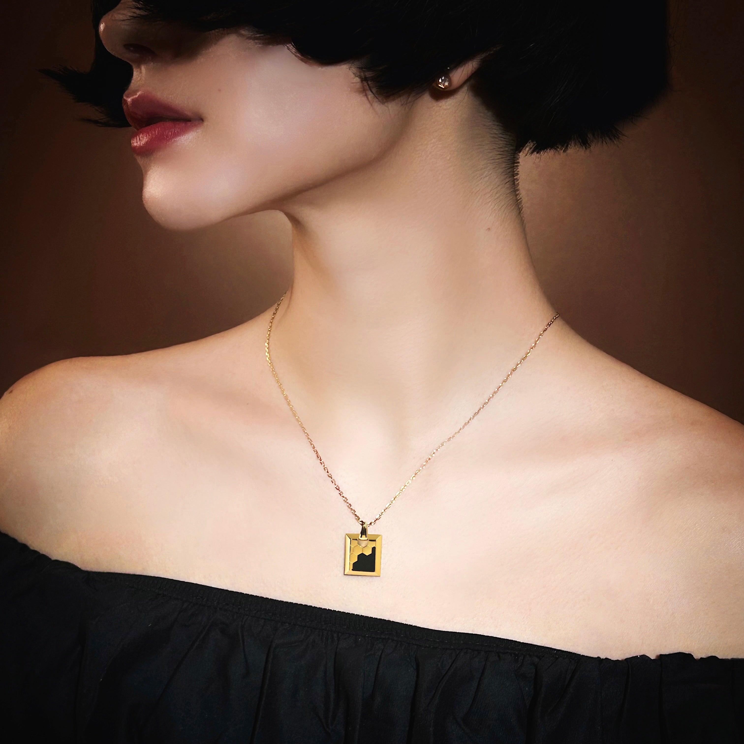 LG016 Honeycomb Radiance Pendant Necklace